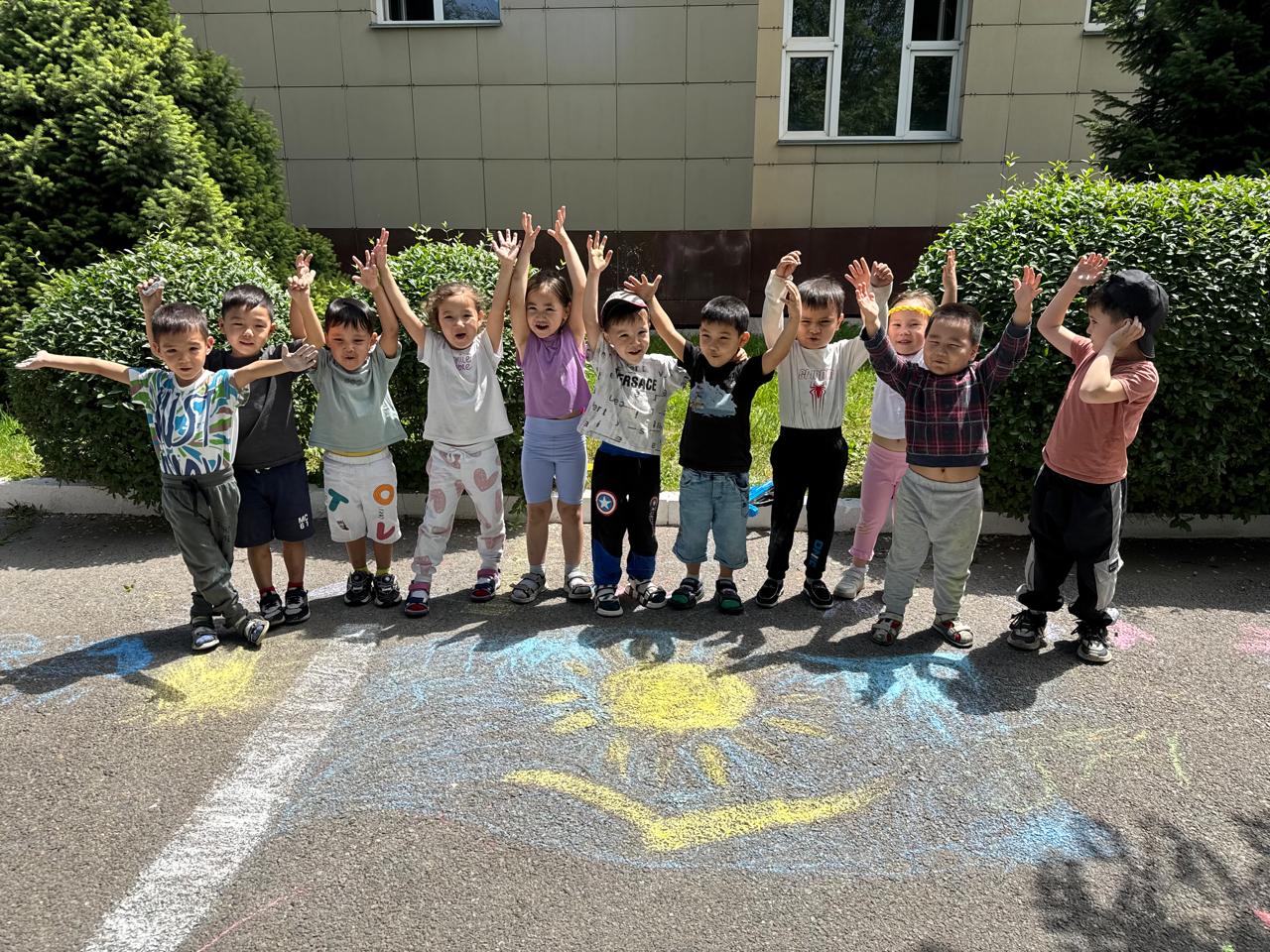 "Менің жасыл қалам" асфальтта сурет салу мектепалды "Аққу" тобы