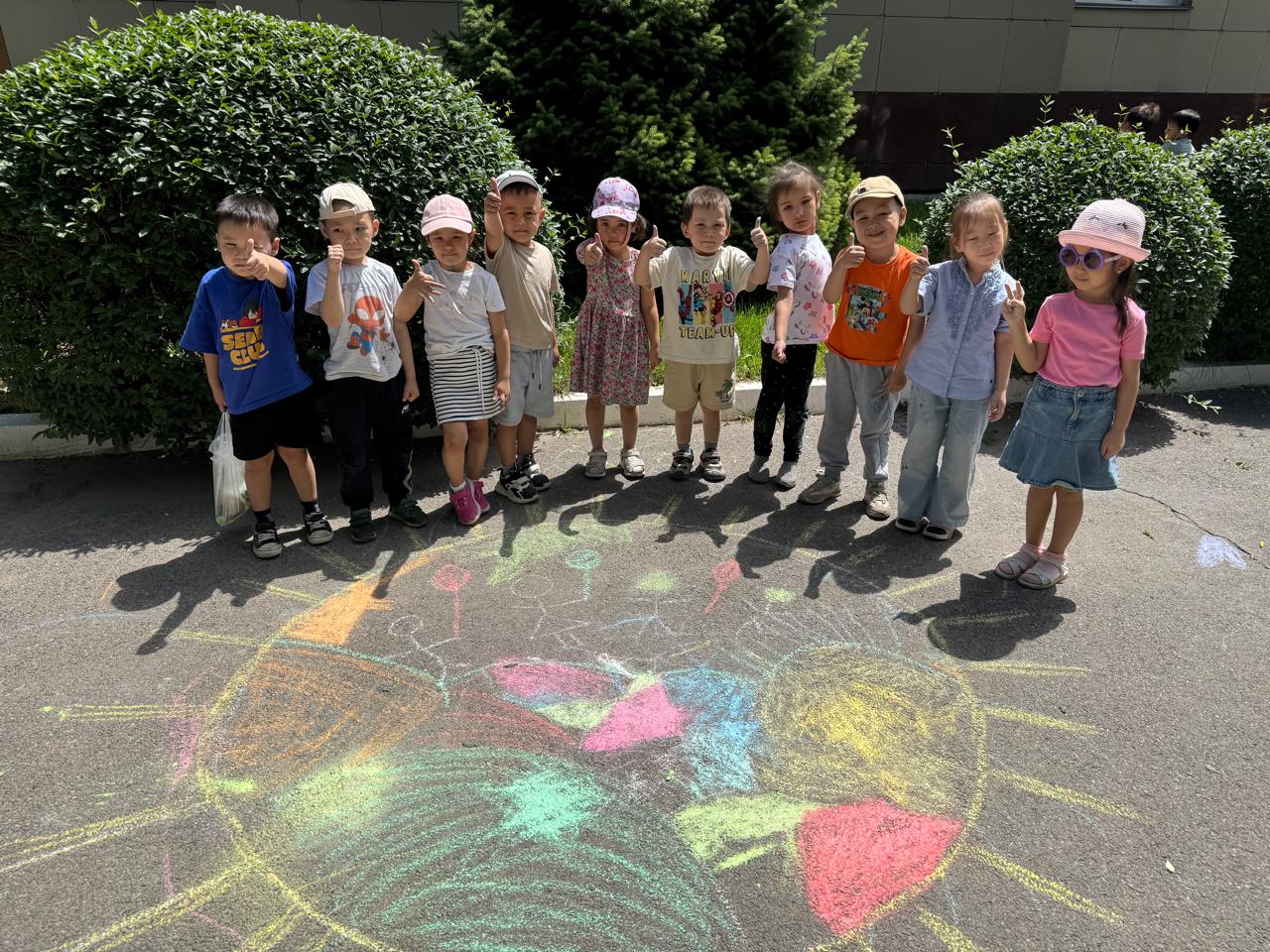"Менің жасыл қалам" асфальтта сурет салу мектепалды "Аққу" тобы